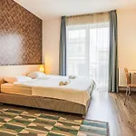 Club By Interhome *